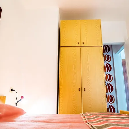 A Modern Flat A Stones Throw From The דירה ביביונה